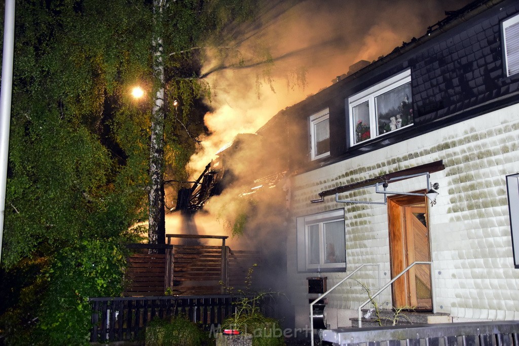 Grossfeuer Einfamilienhaus Siegburg Muehlengrabenstr P0330.JPG - Miklos Laubert